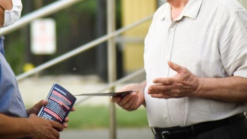 LISTA actualizată a politicienilor infectați cu noul coronavirus după ultimele zile de campanie electorală. Rezultatele ”muncii de partid” cu garda jos, în goana după voturi