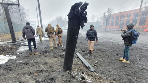 REPORTAJ Viața sub pământ, în stațiile adânci de metrou, în timp ce rachetele lovesc capitala Kiev