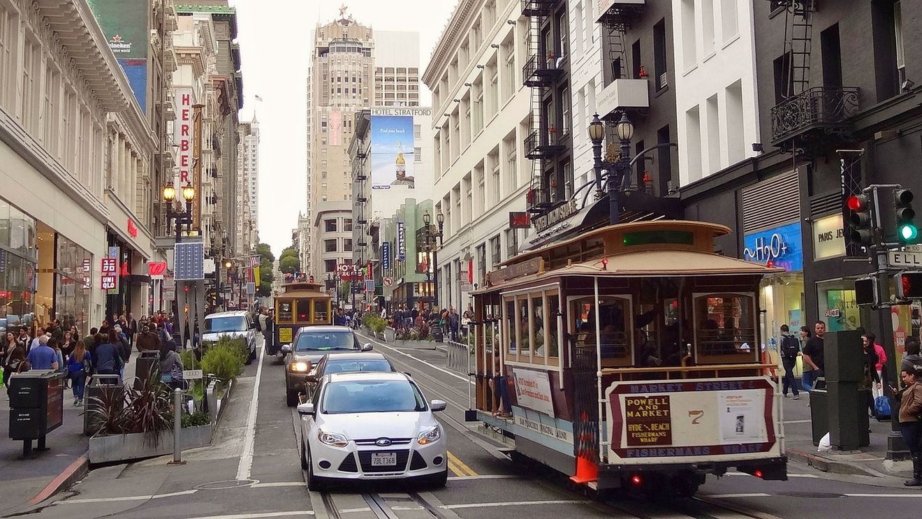 O echipă cehă de televiziune, tâlhărită pe stradă în San Francisco / Criminalitatea în SUA este în creștere, infractorii sfidează forțele de poliție