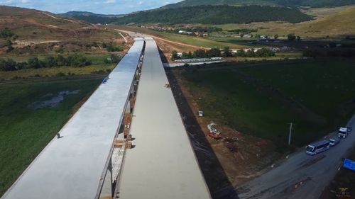 VIDEO Imagini spectaculoase cu autostrada „viaduct” pe care o construiește Umbrărescu în Transilvania cu bani din PNRR. Din cei 42 de kilometri între Nădășelu și Zimbor, 11 kilometri este lungimea totală a viaductelor
