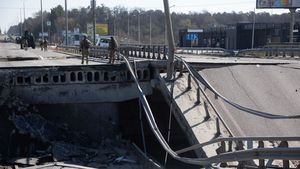 Ziua 41 de război. UE anunță al cincilea pachet de sancțiuni / NATO avertizează că trupele rusești vor ataca estul și sudul Ucrainei / Navă civilă din portul Mariupol, distrusă de ruși / Peste 120 de diplomați ruși, expulzați din Europa în ultimele 48 de ore