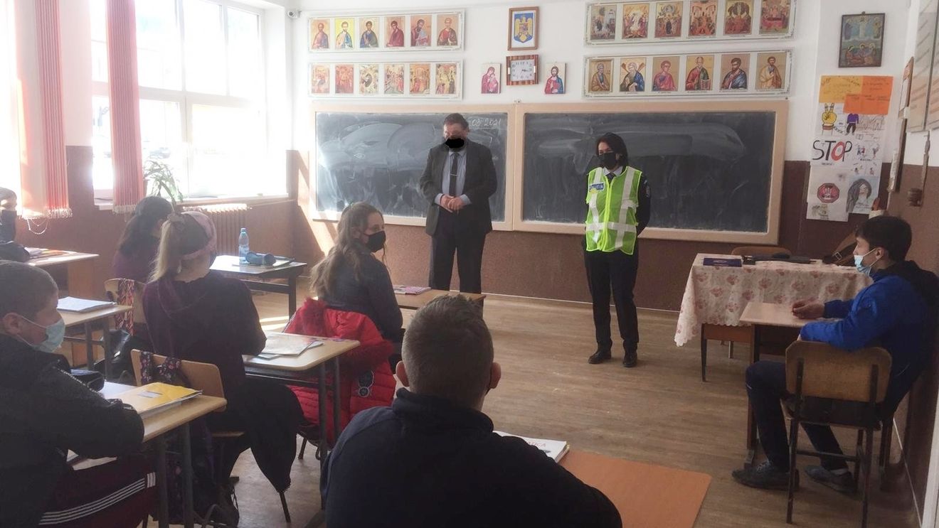 I-au desenat masca de protecție în Paint / Un profesor s-a prezentat la clasă fără mască, la o acțiune a polițiștilor de prevenție a delincvenței juvenile