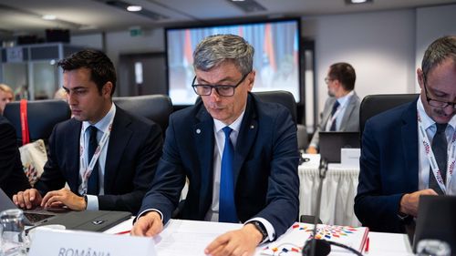 EXCLUSIV Ministrul Energiei, Virgil Popescu, și-a reciclat o carte: i-a schimbat doar titlul. În 2006 și-a publicat doctoratul, fără să menționeze că mai făcuse o dată acest lucru, în 2003. Președintele CNATDCU, profesorul Mircea Dumitru: ”Un caz de practică oneroasă în materie de publicații”