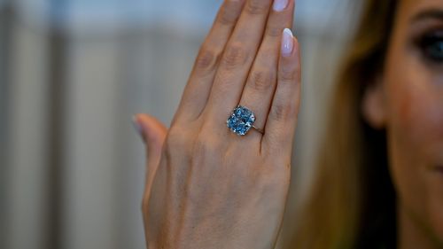 Un rar diamant albastru estimat la 20 de milioane de dolari, expus la Abu Dhabi înainte să fie scos la licitaţie