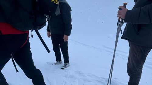 Avertizare pentru turiştii care merg la munte: să nu intre pe trasee nemarcate, pentru că sunt posibile scurgeri de apă şi alunecări de teren, la altitudini mari, unde zăpada nu s-a topit