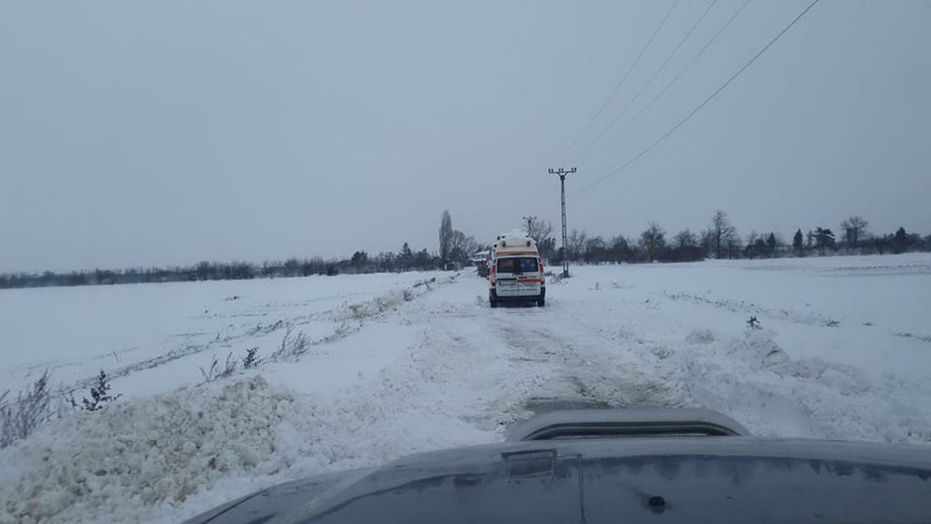 Trafic rutier în condiţii de iarnă în Maramureș / Se intervine pe DN 18, în pasurile montane Gutâi şi Prislop