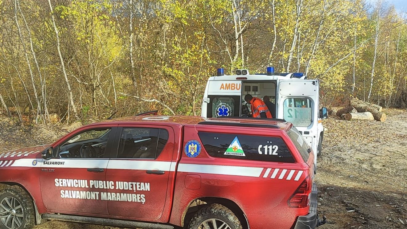 Doi ucraineni, coborâţi din munții Maramureşului şi predaţi echipei medicale