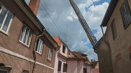 FOTO Pui de barză salvat din cuibul în care stătea în municipiul Sibiu / A rămas prins în paratrăsnet