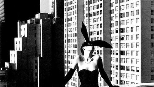Cum a creat fotograful postbelic Helmut Newton celebrele sale fotografii de modă, sexy și subversive