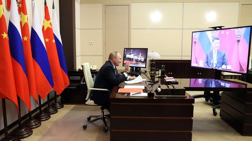 Vladimir Putin a discutat cu „dragul prieten” Xi Jinping, iar cei doi lideri și-au afișat relația „model”, bazată pe „non-ingerință”, „respectarea intereselor fiecăruia”, „pacea eternă” și „buna vecinătate”