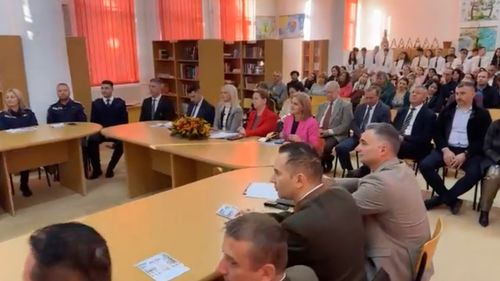 Ministra Justiției, Alina Gorghiu, și ministra Educației, Ligia Deca, folosesc elevi în campania electorală pentru alegerile parlamentare în care ambele candidează din partea PNL / Copiii – filmați în mediul școlar