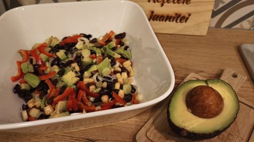 Rețetele Juanitei | Salată mexicană cu fasole roșie, porumb, avocado și legume/ O poți transforma ușor într-o salată cu pește sau cârnat picant