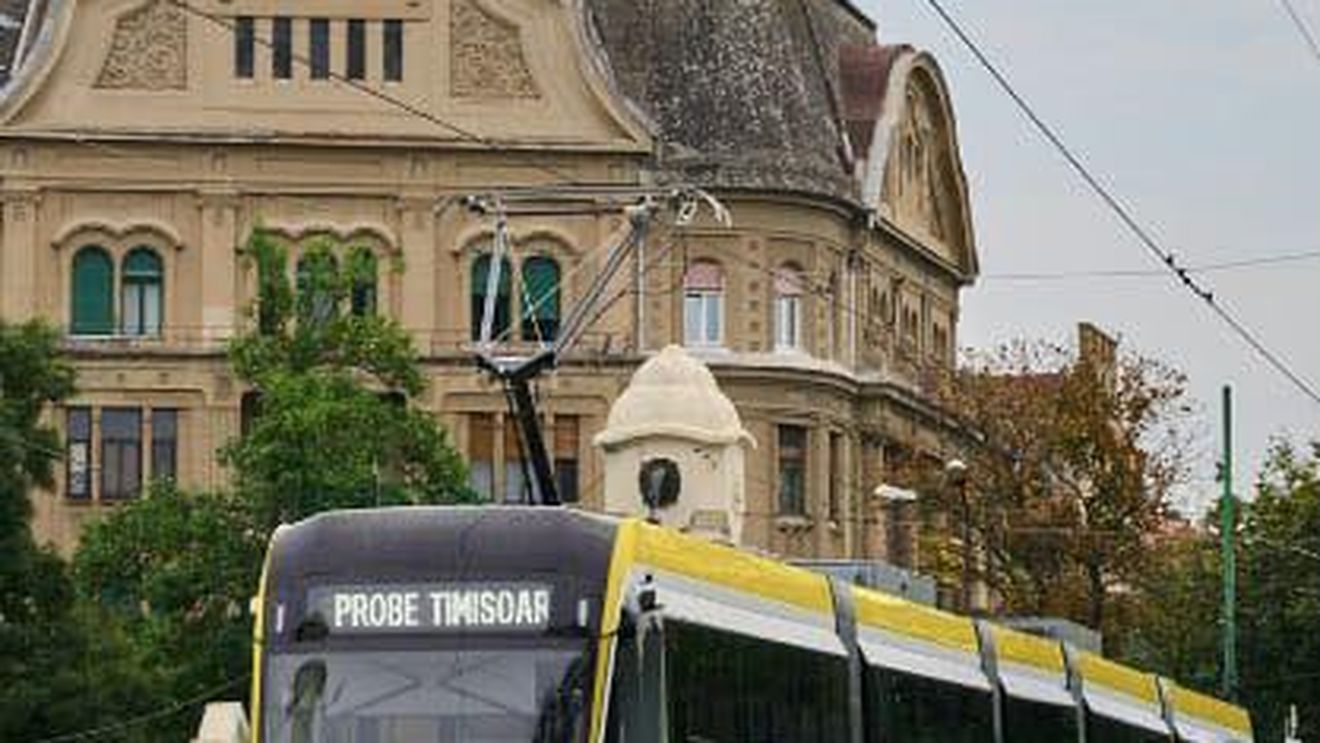Viceprimarul liberal din Timișoara atrage atenția că noile tramvaie în negru și galben, livrate de compania turco-germană Bozankaya, nu respectă culorile orașului