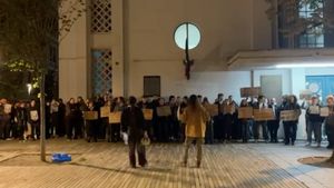 Zeci de studenți din Cluj-Napoca l-au primit cu proteste pe ministrul Daniel David: Hai afară, fuga e ușoară! / Ministrul – acuzat că a refuzat să iasă la discuții cu manifestanții din cauza ploii
