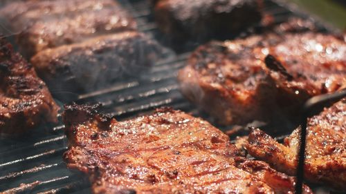 Trucuri pentru un grătar reușit: temperaturi, timp de gătire, poziționarea cărnii. Liviu, „Grătaragiul” de pe TikTok: „Există patru reguli simple”