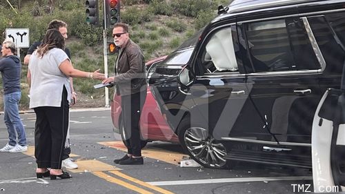 Actorul Arnold Schwarzenegger, implicat într-un accident rutier cu patru maşini în Los Angeles