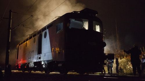 Ziua și incendiul pe căile ferate: o locomotivă a luat foc în apropiere de Arad, călătorii au scăpat teferi