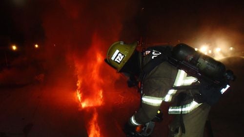 Un bărbat din Galați şi-a incendiat pentru a patra oară apartamentul. Opt persoane au fost evacuate