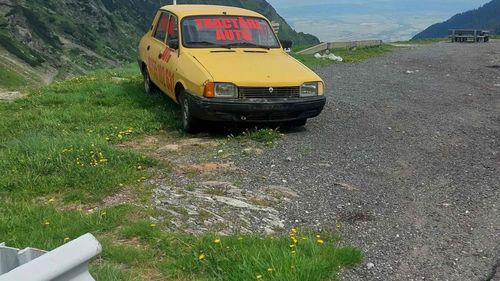 Transfăgărășanul s-a umplut de epave cu reclame la firme de tractări / ”Cine vrea să urce într-o rezervație naturală ca să vadă rable abandonate în fața peisajului?”