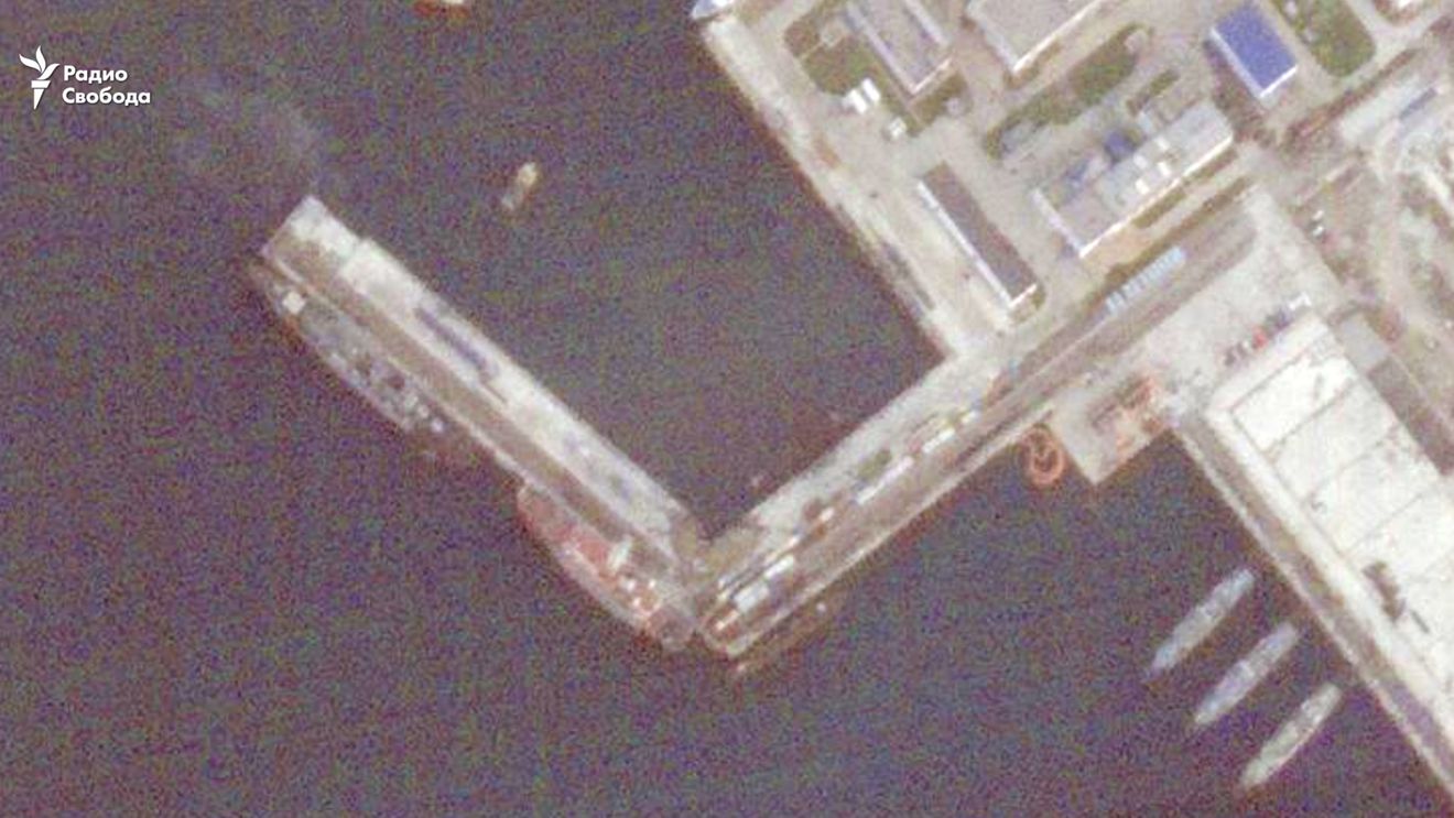 Imagini din satelit ale golfului Novorossiisk arată pagubele produse la dana de acostare a submarinului rusesc pe care Ucraina susține că l-a deteriorat grav