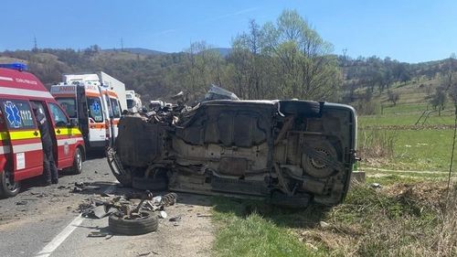 Două microbuze și un autoturism, implicate într-un accident pe DN6 / 10 răniți, un minor în stop cardio-respirator a fost salvat