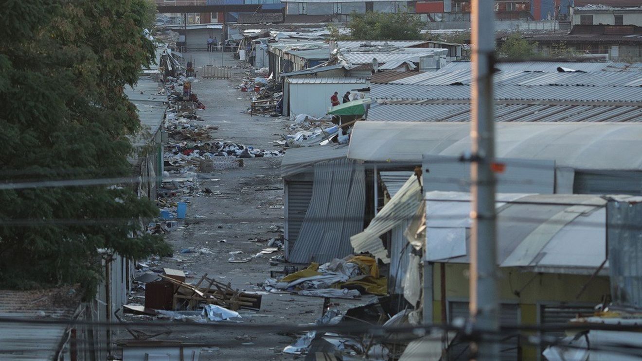 Sute de tarabe din Complexul Europa de la marginea Bucureștiului, închise și demolate