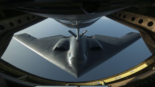 LIVE BREAKING Armata SUA a relocat bombardierele B-2, însoțite de avioane-cisternă, în insula Guam, din Pacific / Israel atacă avioane de luptă F-14 în centrul Iranului / Iranienii, izolați din cauza lipsei internetului / Cinci membri ai Gărzii Revoluționare au fost uciși 