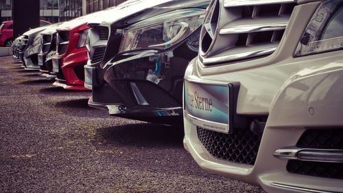 15 percheziții DIICOT în București, Ilfov și Iași: Acuzații de fals în acte și grup infracțional organizat în cumpărarea de mașini / Grupul ar fi condus de Alfred Petrea, urmărit internațional / Prejudiciul calculat la peste 7 milioane de euro