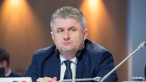 Surse: Percheziții la ROMATSA în cadrul unui dosar penal ce viza contractele de asistență juridică încheiate de Regie. 6 persoane duse la audieri, printre care secretarul de stat din MT, Dragoș Titea