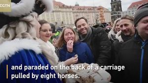Germania: Mii de participanți la festivalul faimosului cozonac tradiţional de Crăciun Stollen din Dresda