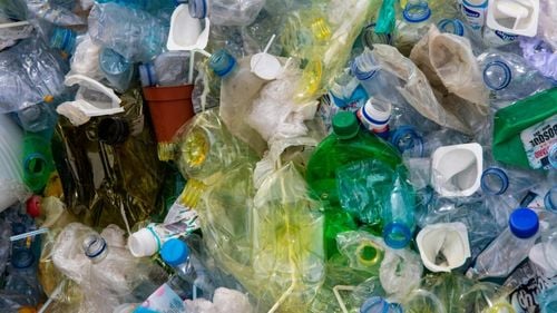 Statistică: cantitatea de deșeuri din plastic produsă pe glob s-a dublat în ultimele două decenii/ Ce opțiuni au consumatorii pentru a reduce poluarea cu plastic de unică folosință