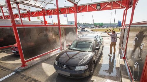 STUDIU Peste 90% dintre spălătoriile manuale de mașini din Marea Britanie angajează muncitori în mod ilegal