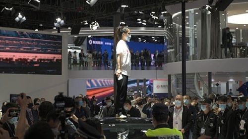 Protestul unei cliente Tesla față de cum rezolvă compania plângerile a devenit viral în China