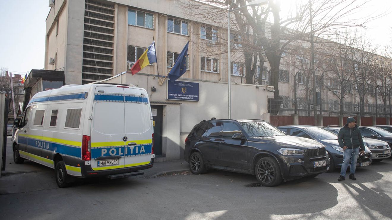 Un bărbat acuzat că şi-a violat şi agresat sexual, aproape trei ani, fiica vitregă în vârstă de 11 ani, a fost arestat preventiv