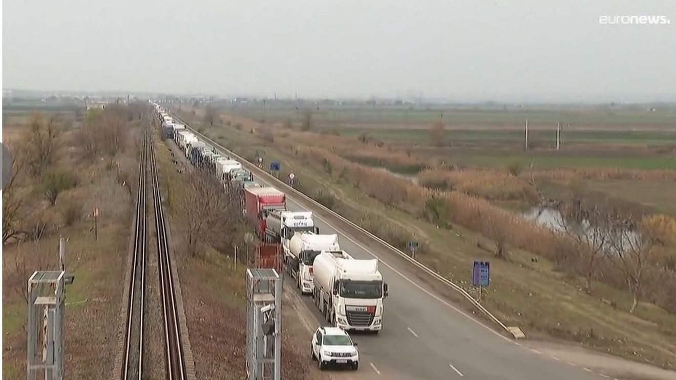 Cozi kilometrice la granița cu Ungaria, după Paștele catolic / Circulația camioanelor mai mari de 7,5 tone a fost interzisă prin Ungaria timp de 3 zile / Timpii de așteptare la Isaccea sunt de peste 400 de minute