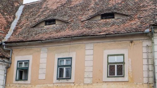 ”Ochii” clădirilor din centrul Sibiului, posibil simbol masonic? / Un tur ghidat prezintă simbolurile ascunse, deși sunt sub ochii tuturor / Pe cea mai veche școală de pe teritoriul României de astăzi apare un mesaj masonic: ”lăcaș pentru cultură, virtute și modele”