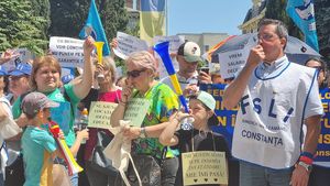 FOTO VIDEO Atmosferă asurzitoare în centrul Constanței, unde sute de profesori și elevi au protestat pentru prima dată de la începutul grevei, cu vuvuzele, tobe și fluiere/ Până acum, dascălii se alăturau colegilor la manifestațiile din Capitală