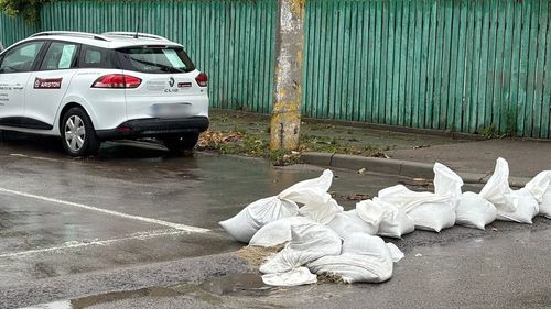 Primăria Constanţa atenţionează cetăţenii să nu mai mute sau să deterioreze sacii cu nisip amplasaţi în zonele cu risc de inundaţii / O avertizare cod roșu de ploi abundente va intra în vigoare de marți seara în județul Constanța