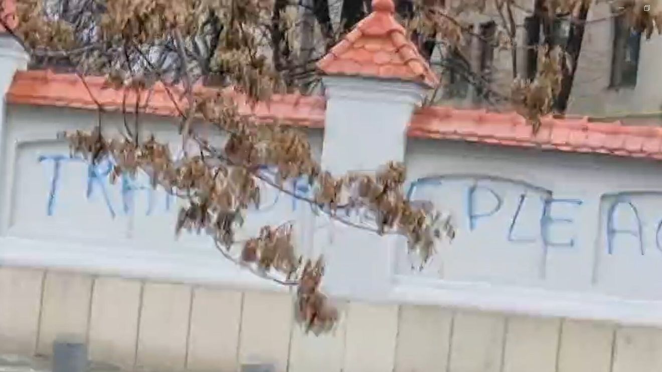 VIDEO Mesajul ”Trădătorule, pleacă” scris pe gardul Palatului Cotroceni. Un bărbat a fost amendat cu 5.000 de lei