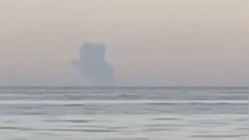 Un petrolier „sancționat” care se îndrepta spre portul rusesc Novorossiisk a luat foc în Marea Neagră / Cel mai probabil a fost lovit de o mină