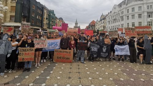 VIDEO&FOTO Protest al studenților din Timișoara față de austeritatea din educație / „Educația nu e o cheltuială, ci o investiție”