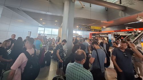 Întârzieri la numeroase curse de pe Aeroportul Otopeni / Mare parte din teritoriul României este sub cod galben de furtună