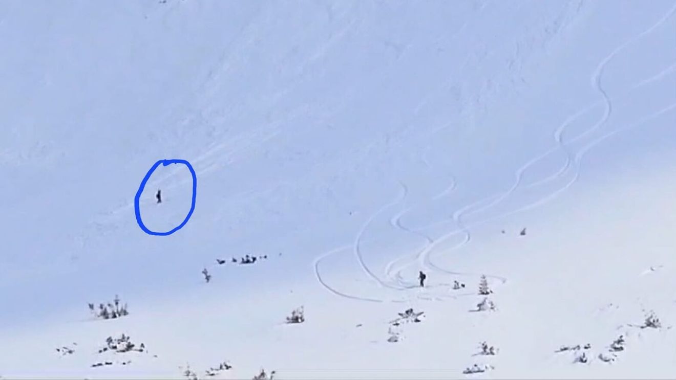 VIDEO Schioare surprinsă de avalanşă în Munţii Rodnei /  Târâtă până la poalele muntelui, a scăpat cu viaţă / Salvamont: Norocul a făcut să poată ieşi teafără de sub zăpadă