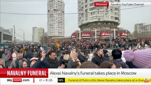 Macron salută "curajul" ruşilor care i-au adus un omagiu lui Navalnîi: "Mii de ruşi au făcut acest lucru. Moştenirea lui este aici. Memorie eternă"