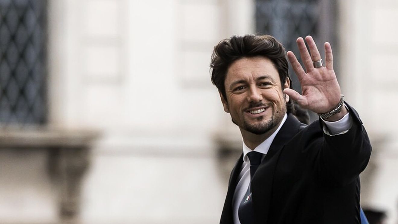 Partenerul premierului Italiei, în centrul unei polemici naționale după ce a sfătuit tinerele fete să nu bea pentru a nu risca să fie violate / Opoziția: Dacă ieşi să-ţi faci cumpărăturile cu portofelul şi ţi-l fură, ţi-ai căutat-o