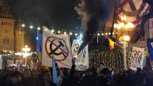 VIDEO&FOTO Marșul Eroilor, organizat an de an de suporterii din Timișoara. Este una dintre cele mai spectaculoase manifestări de comemorare a Revoluției: „O dorință sinceră, România liberă”