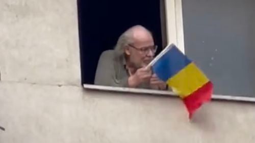Moment emoționant la marșul pro-european: un bătrânel cu tricolorul în mână le face cu mâna tinerilor de la fereastra apartamentului său