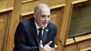 Kyriakos Velopoulos, campionul în ascensiune al extremei drepte din Grecia, câștigă sprijin din dreapta și din stânga în perspectiva alegerilor europene (analiză ekathimerini)