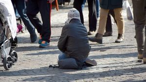 VIDEO Putem avea o societate fără oameni pe străzi? De ce rămânem fără adăpost: Samusocial, asociație care îngrijește de 17 ani persoanele vulnerabile, radiografiază fenomenul care îngrijorează toată Europa