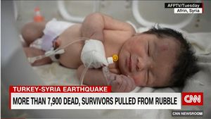 Fetița din Siria care s-a născut printre dărâmături a fost numită Aya care înseamnă ”un semn de la Dumnezeu”/ Mii de oameni se oferiseră să o înfieze/ Familia bebelușului a murit în urma cutremurului, fetița va fi preluată de un frate al bunicului